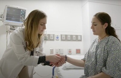 Кодирование Аквилонг в Вилючинске Врач держит пациентку за руку