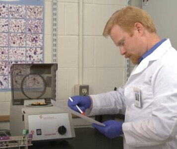 Клиника лечения наркозависимости в Вилючинске Врач в кабинете клиники