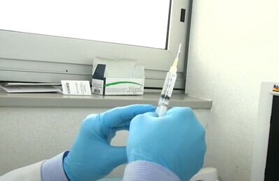 Проведение кодирования Вивитролом в Вилючинске Шприц с Вивитролом в руках у врача